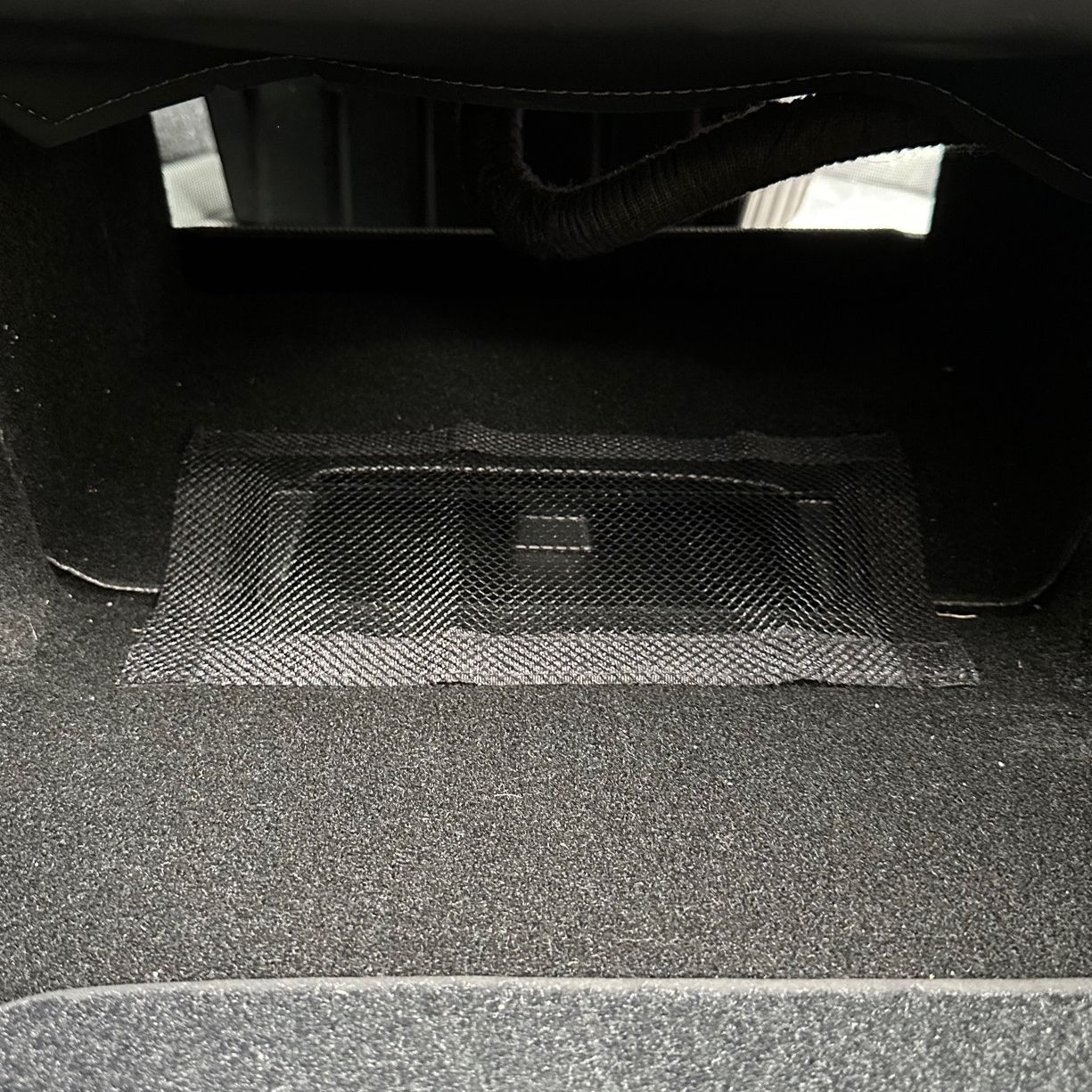 Suojus ilmanpoistolle etuistuinten alle - verkko - Tesla Model 3/Y
