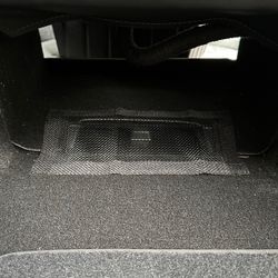 Suojus ilmanpoistolle etuistuinten alle - verkko - Tesla Model 3/Y