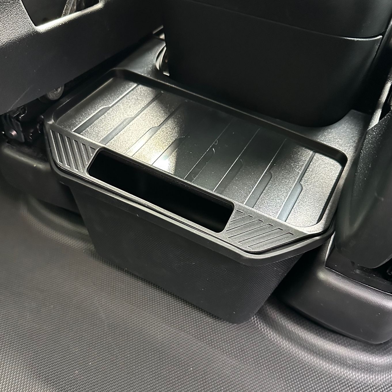 Takaistuimen säilytystila - musta - Tesla Model Y