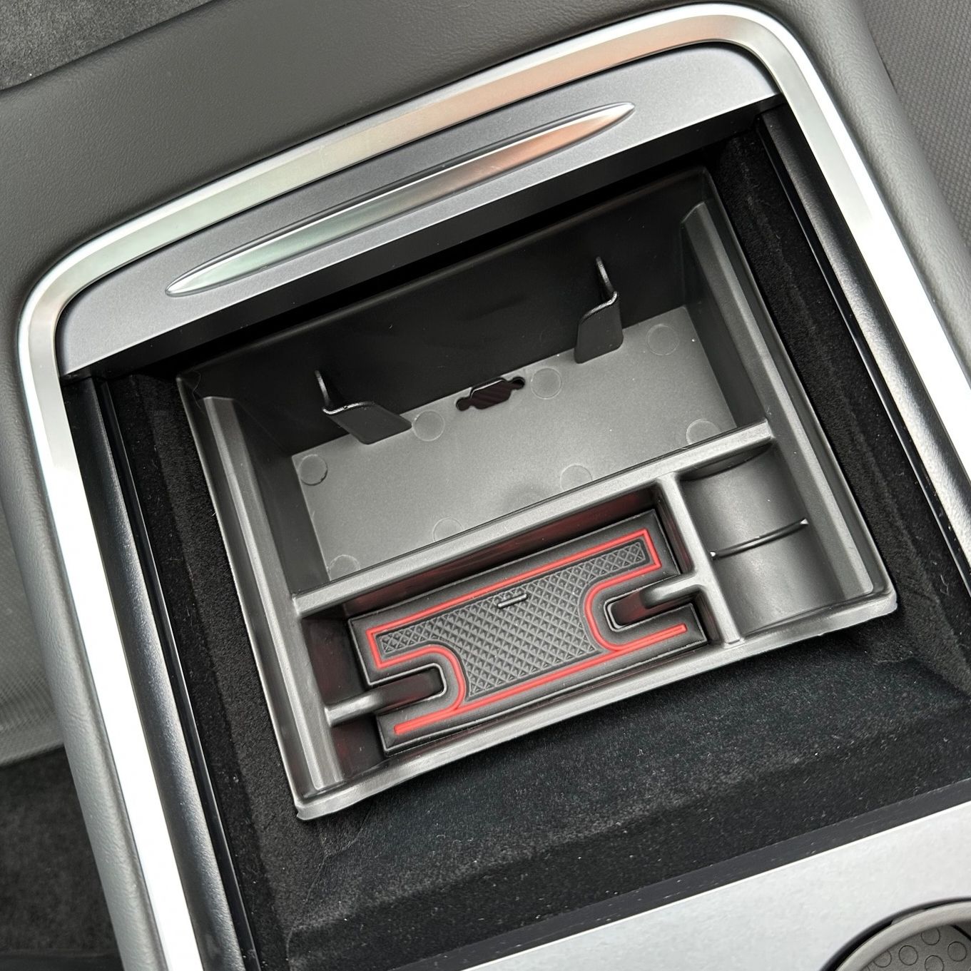 Keskikonsolin säilytyslokero, jossa reikä lisälatauskaapelille, ABS - Tesla Model 3 2021/Y