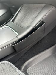 Kaksipuolinen säilytyskeskikonsoli, musta - Tesla Model 3 2021/Y