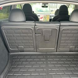 Suojus takaistuinten selkänojalle, XPE - Tesla Model Y