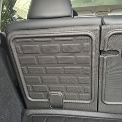 Suojus takaistuinten selkänojalle, XPE - Tesla Model Y