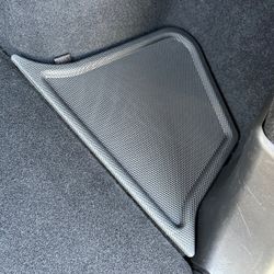 Mats XPE matkatavararaluukun sivuille -Tesla Model Y Berlin