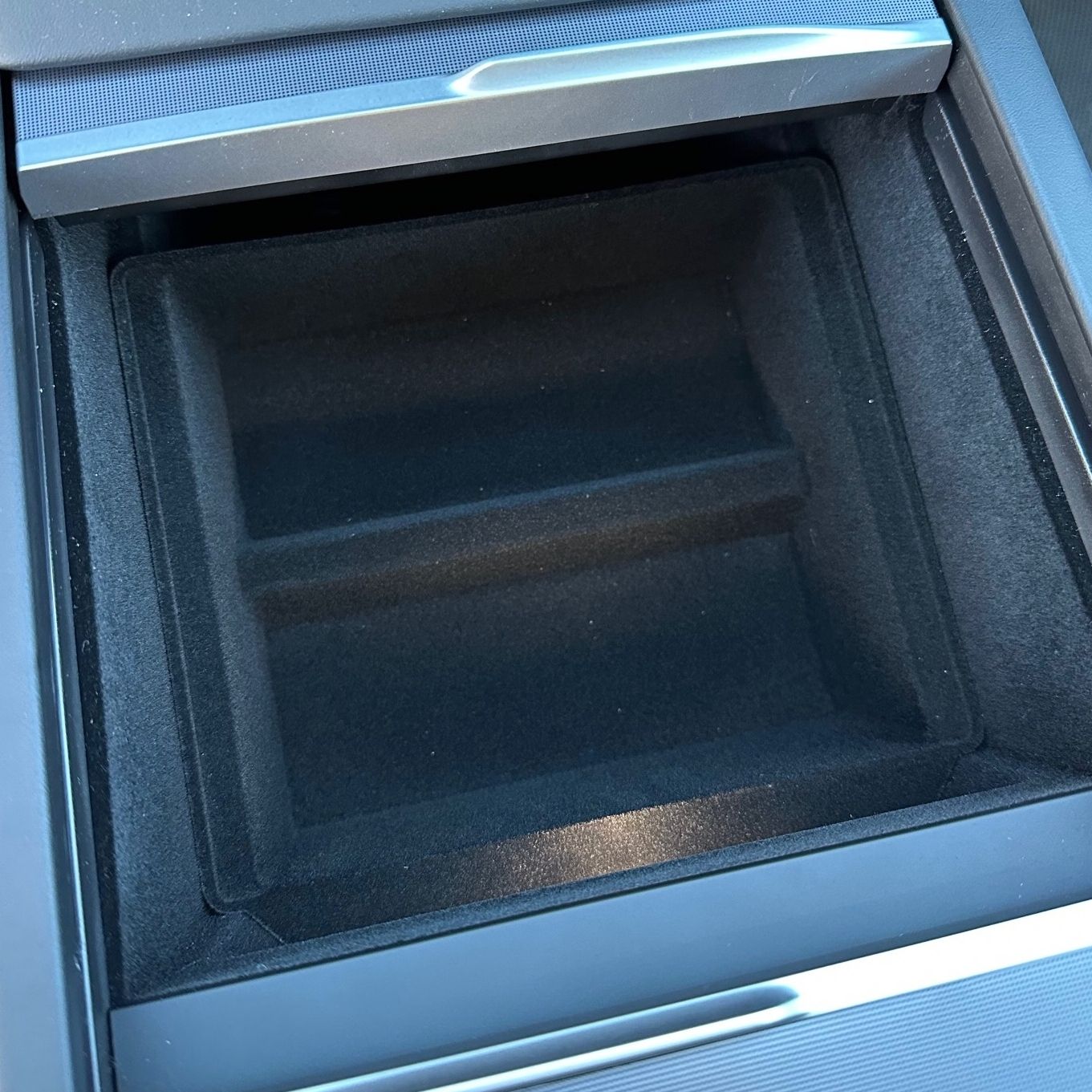Keskikonsolin säilytyslaatikko - Tesla Model 3 Highland