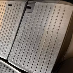 Suoja takaistuimen selkänojan taustalle, TPE-materiaali - Tesla Model 3 Highland