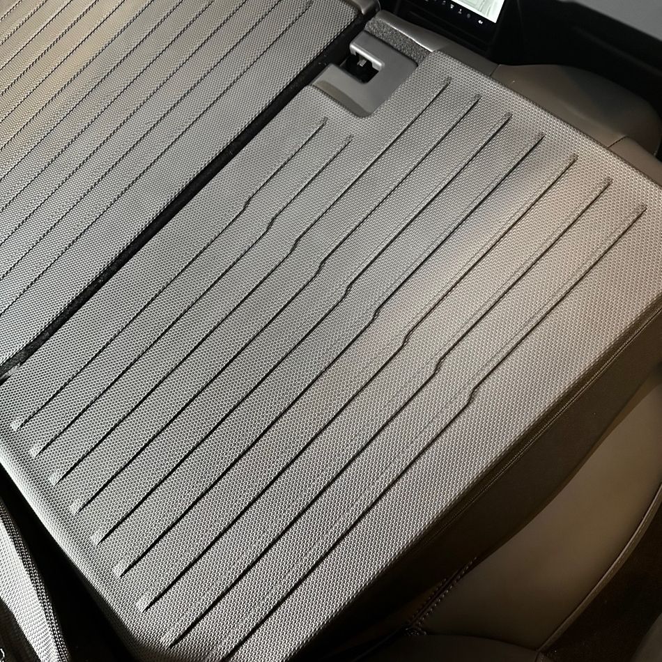 Suoja takaistuimen selkänojan taustalle, TPE-materiaali, nano-kuvioitu - Tesla Model 3 Highland