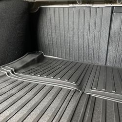 Suoja takaistuimen selkänojan taustalle, TPE-materiaali - Tesla Model 3 Highland