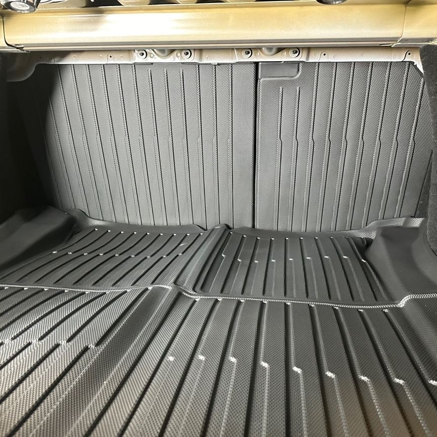 Suoja takaistuimen selkänojan taustalle, TPE-materiaali, nano-kuvioitu - Tesla Model 3 Highland