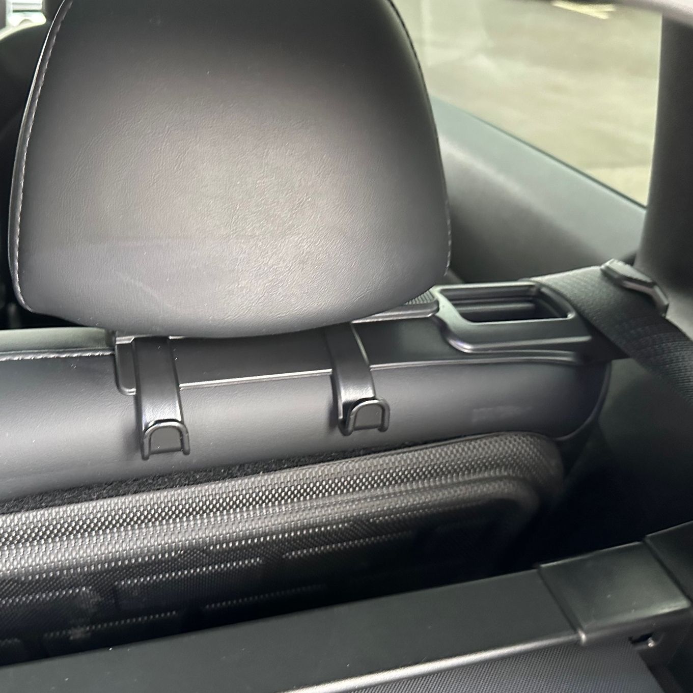 Takaistuimen turvavyön pidikkeet ripustuskoukuilla - Tesla Model Y