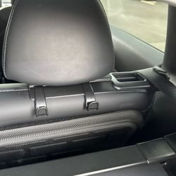Takaistuimen turvavyön pidikkeet ripustuskoukuilla - Tesla Model Y