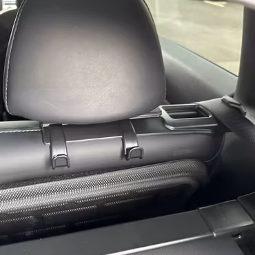 Takaistuimen turvavyön pidikkeet ripustuskoukuilla - Tesla Model Y