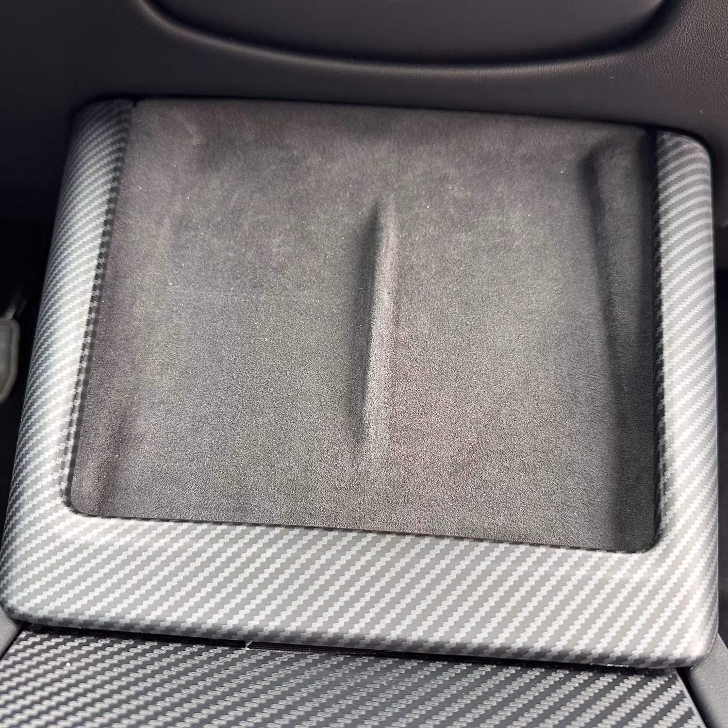 Hiilikuitupaneeli puhelinlaturin ympärille – mattapinta - Tesla Model 3 2023.10-/Model Y 2025.3-