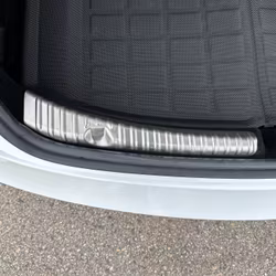 Tavaratilan kynnyssuoja, alumiini - Tesla Model 3 Highland