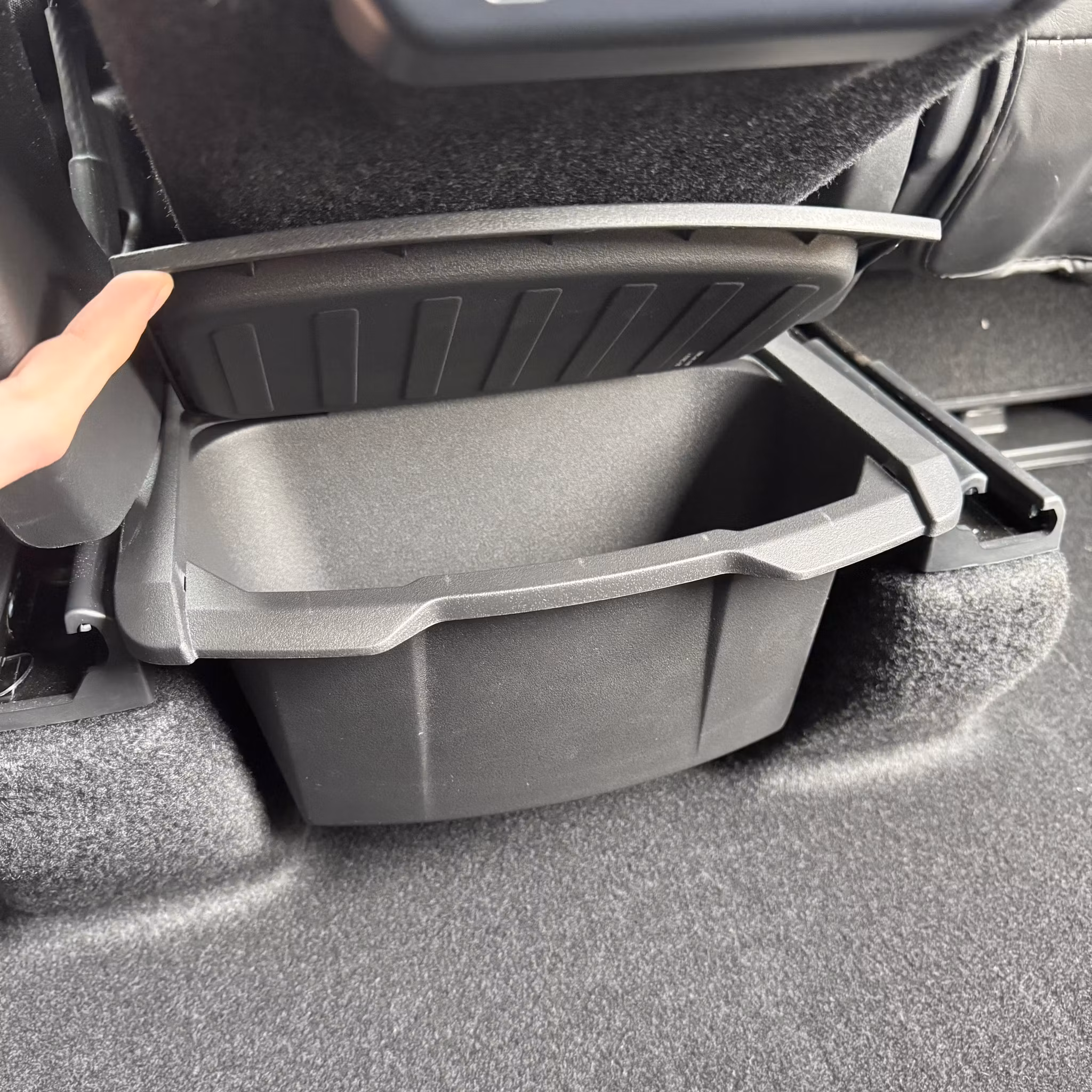 Takapenkin säilytyslokero kannella – Tesla Model Y Juniper LR 2025, P