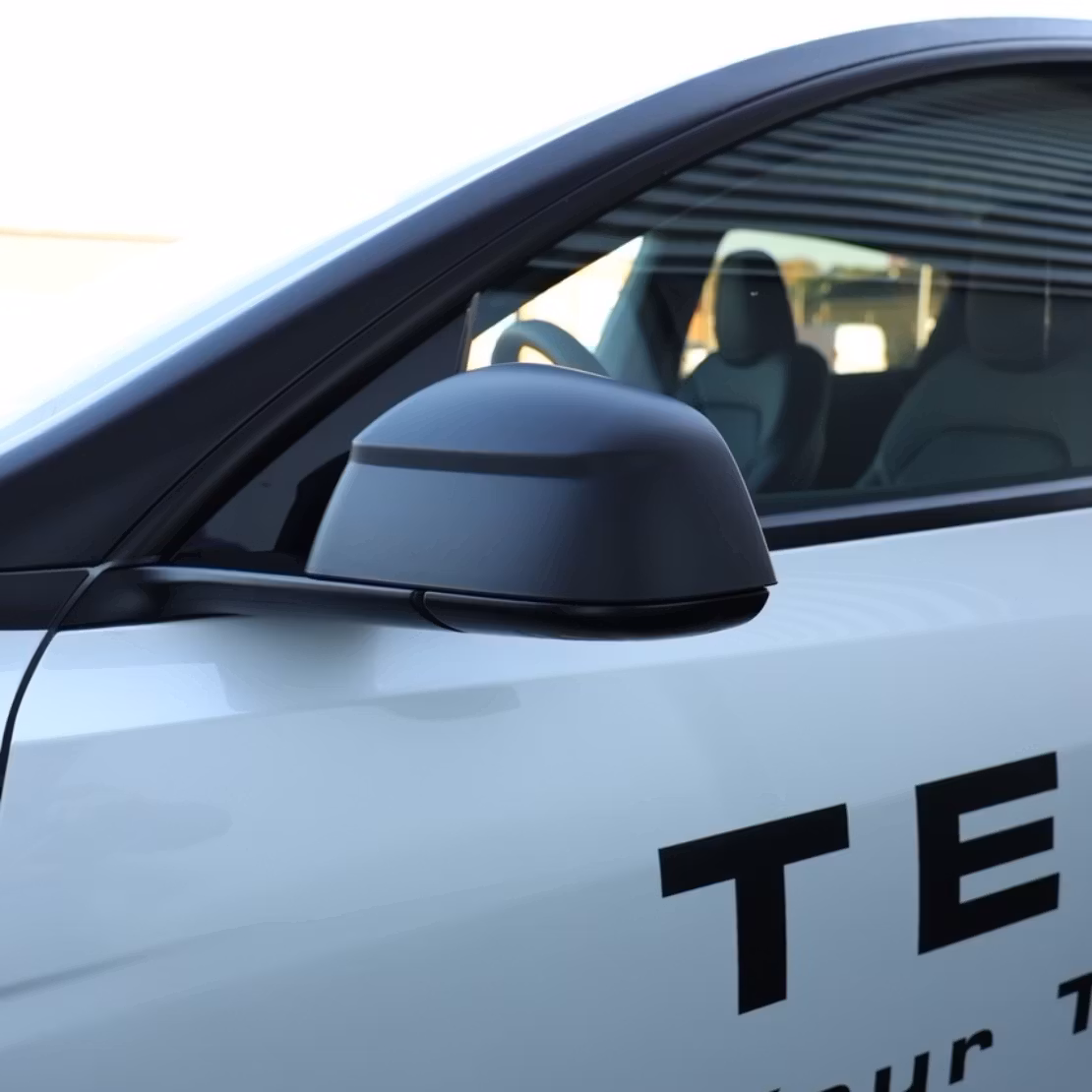 Sivupeilien kuoret, mattamusta ja mattahiilikuitu – Tesla Model Y Juniper