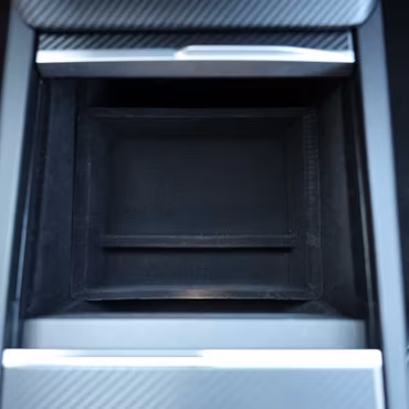 Säilytyslaatikko keskikonsoliin, flockattu, matala malli – Tesla Model 3 Highland / Model Y Juniper LR, P