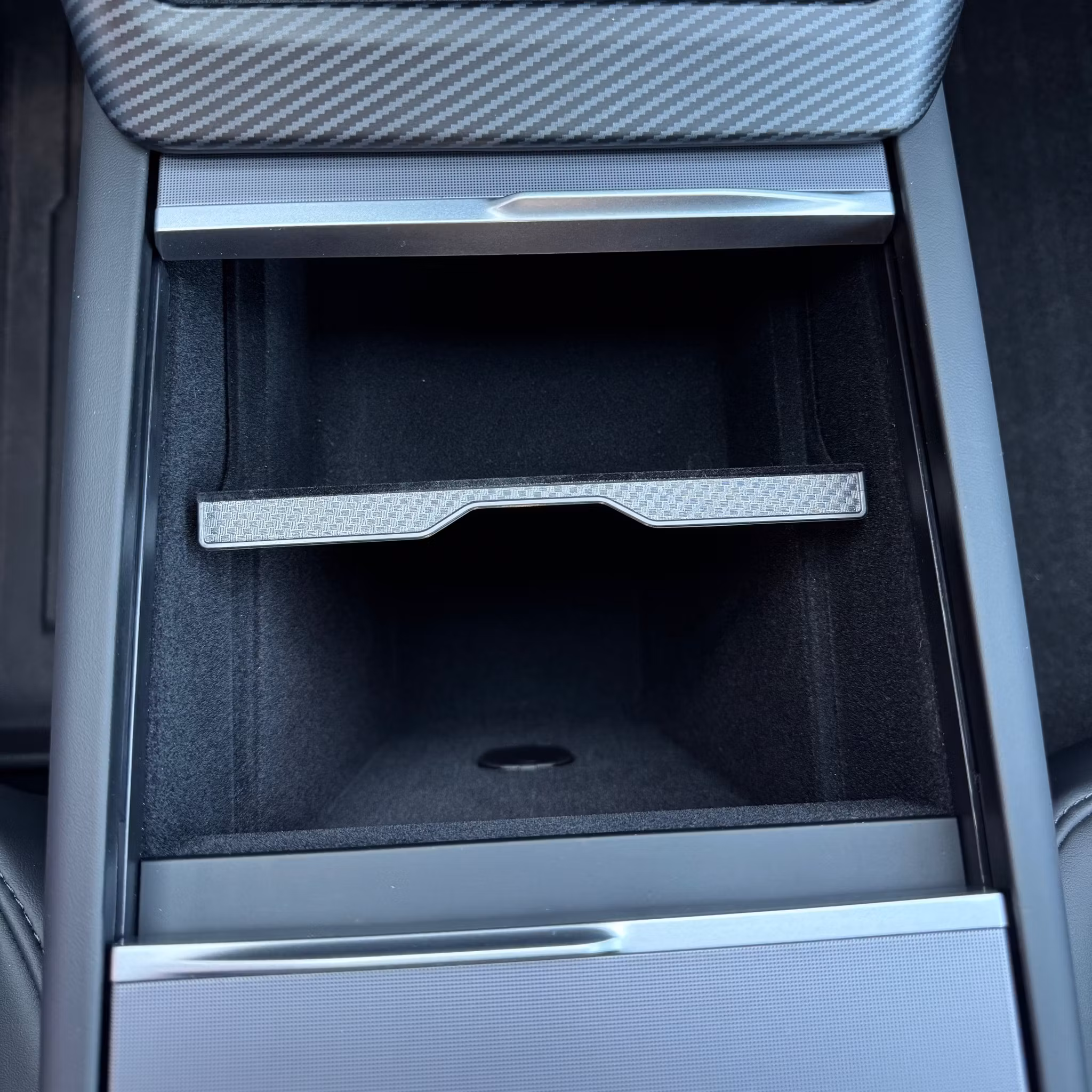 Säilytyslaatikko keskikonsoliin, flockattu, mattahiilikuitureunalla – Tesla Model 3 Highland / Model Y Juniper LR, P