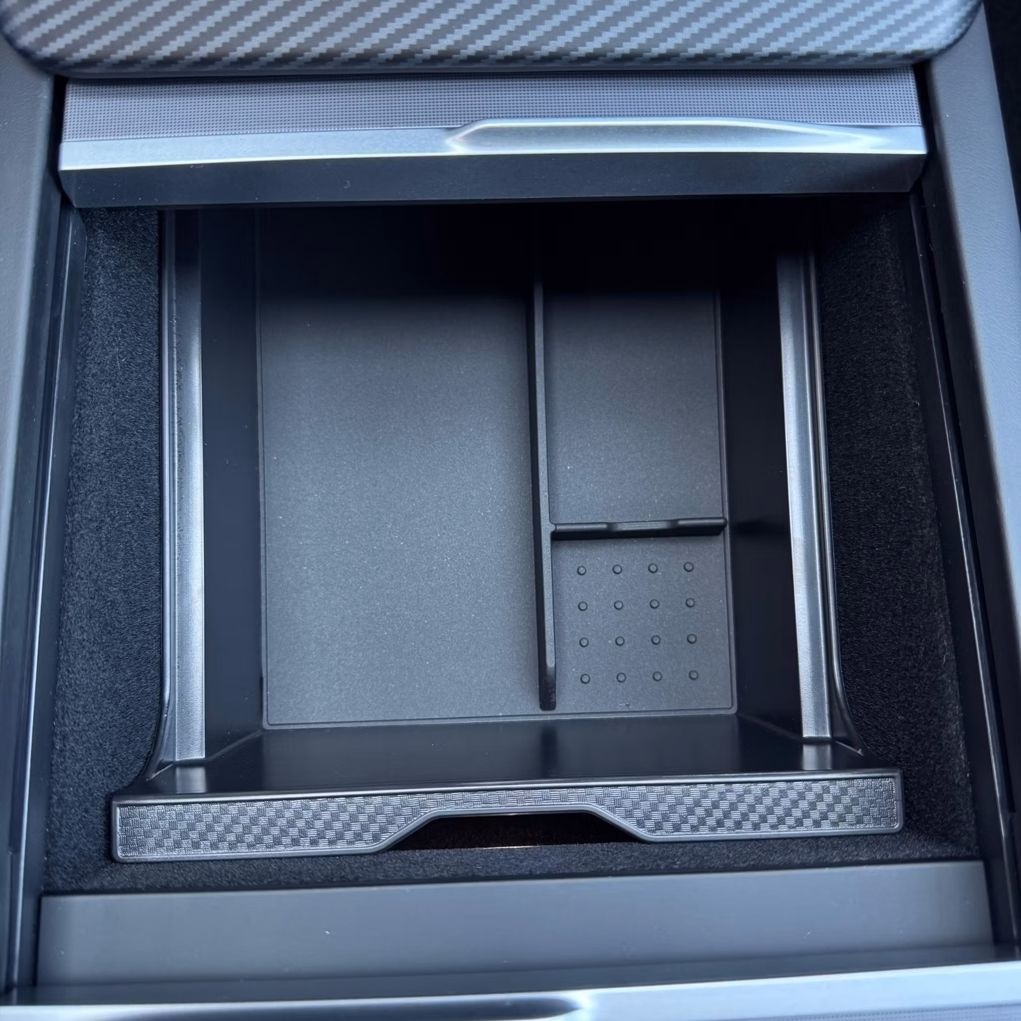 Keskikonsolin säilytyslaatikko, silikonisisus ja hiilikuitureunus – Tesla Model 3 Highland / Model Y Juniper LR / Performance