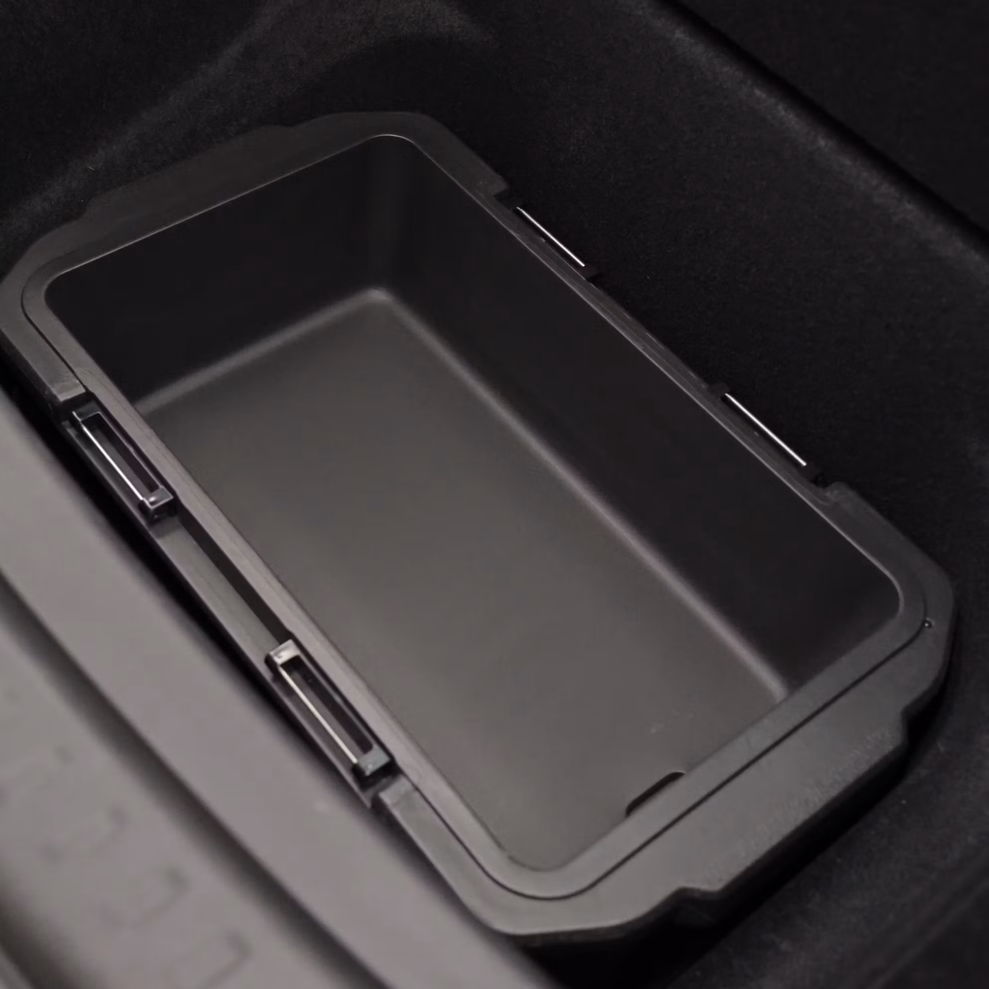 Jääkaappi – Tesla Model 3 / Y