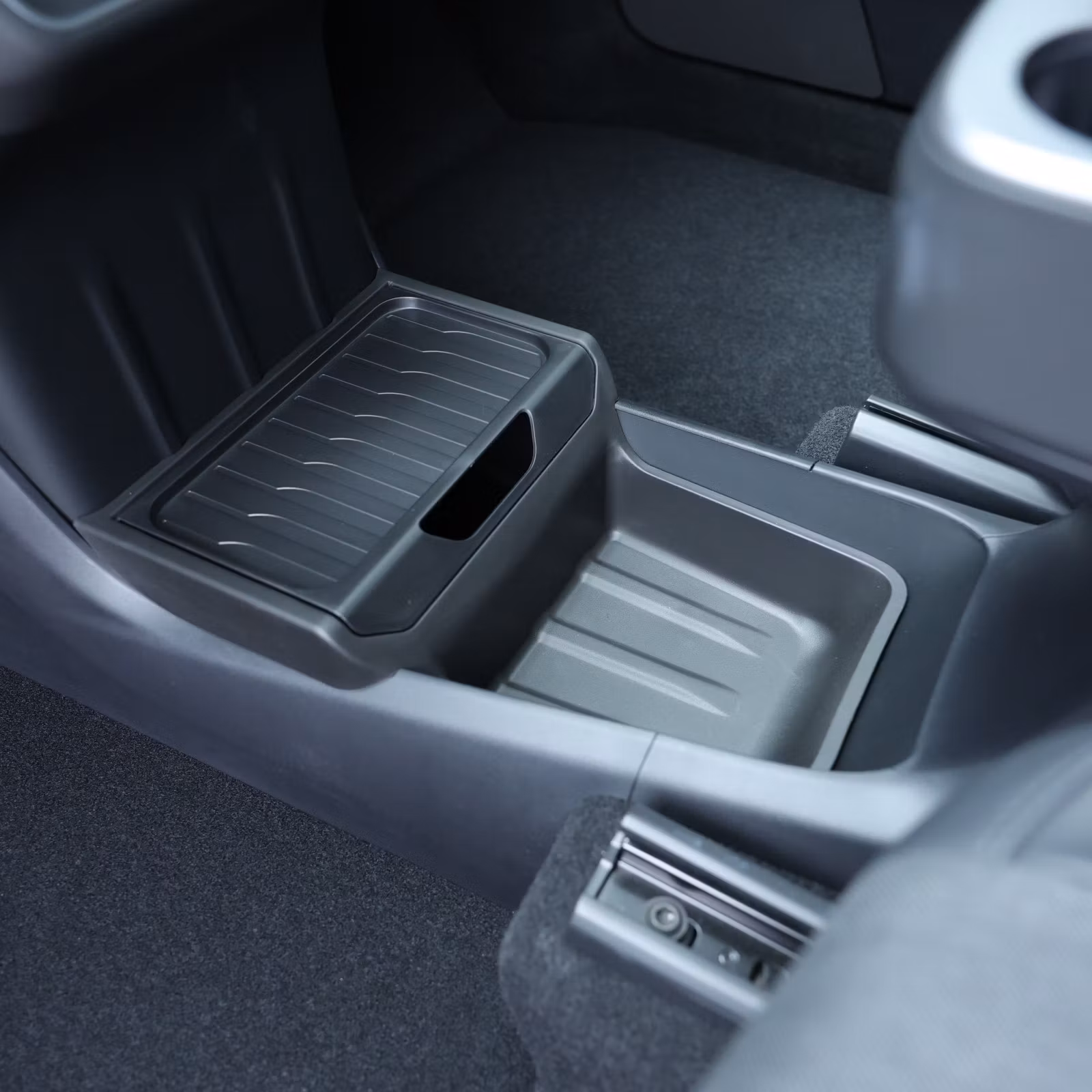 Säilytyslokero keskikonsolin tilalle – Tesla Model Y Juniper RWD