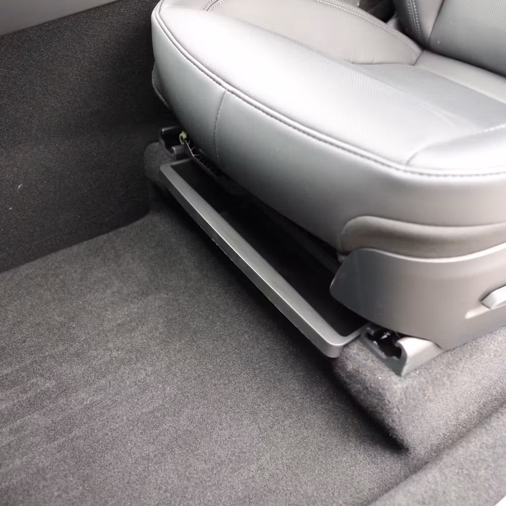 Säilytyslokero etuistuimen alle – Tesla Model Y Juniper