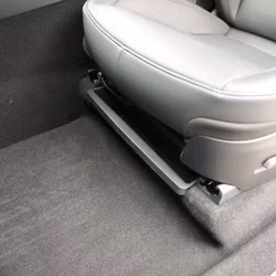 Säilytyslokero etuistuimen alle – Tesla Model Y Juniper