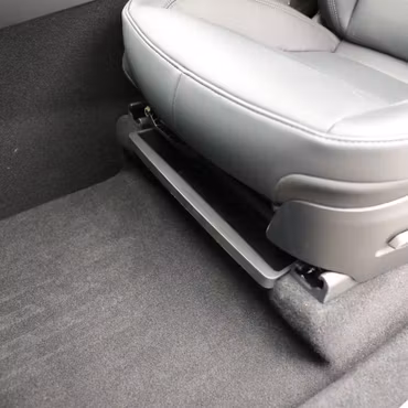 Säilytyslokero etuistuimen alle – Tesla Model Y Juniper