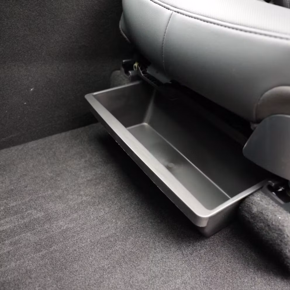 Säilytyslokero etuistuimen alle – Tesla Model Y Juniper