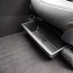 Säilytyslokero etuistuimen alle – Tesla Model Y Juniper