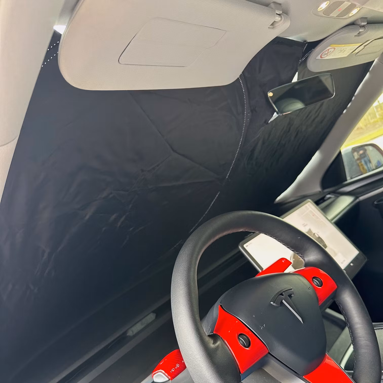 Tuulilasin aurinkosuoja – Tesla Model Y