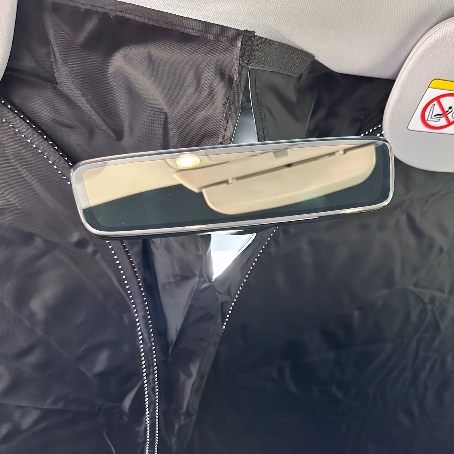 Tuulilasin aurinkosuoja – Tesla Model Y