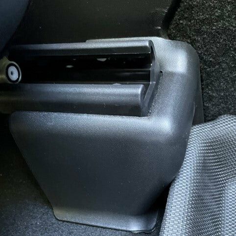 Istuinkiinnikkeiden päällisuojat eteen - Tesla Model Y
