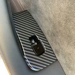 Ikkunoiden nostopainikkeiden paneelit kiiltävää hiilikuitua - Tesla Model 3/Y