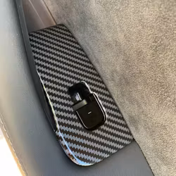 Ikkunoiden nostopainikkeiden paneelit kiiltävää hiilikuitua - Tesla Model 3/Y