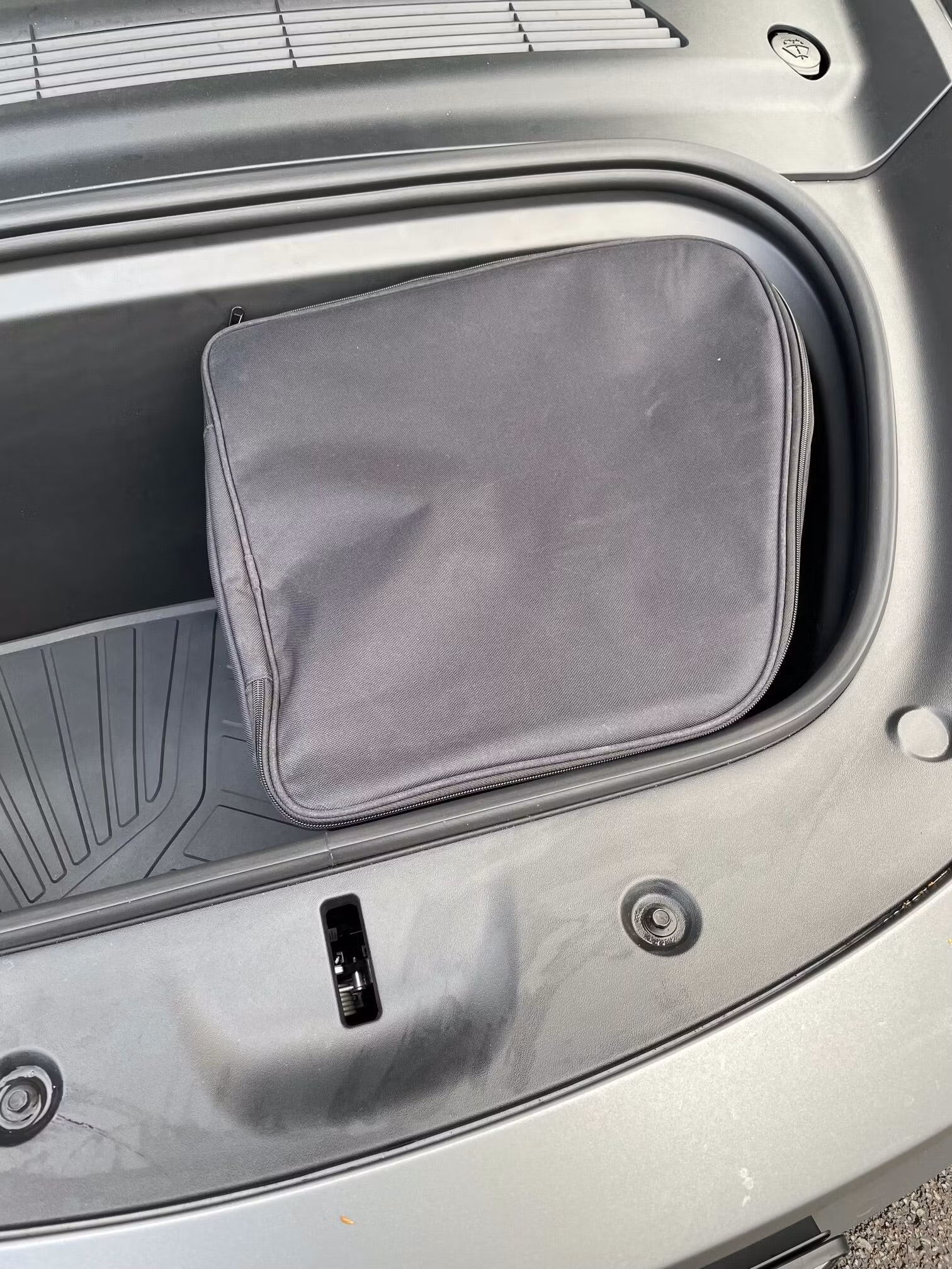 Etukontin laukku - Tesla Model Y
