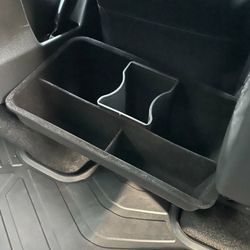 Takaistuimen säilytystila- Tesla Model Y