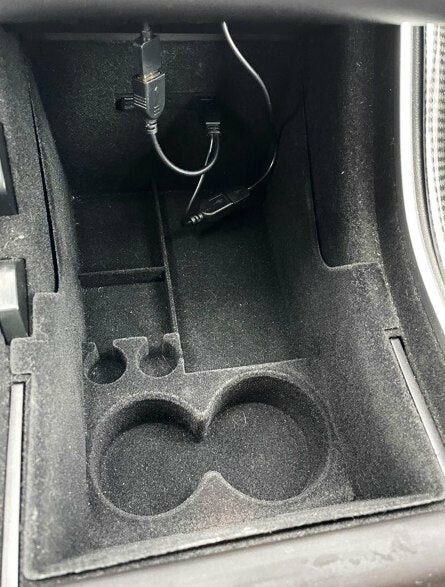 Keskikonsolin alempi säilytyslaatikko  - Tesla Model 3