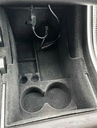 Keskikonsolin alempi säilytyslaatikko  - Tesla Model 3