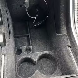 Keskikonsolin alempi säilytyslaatikko  - Tesla Model 3