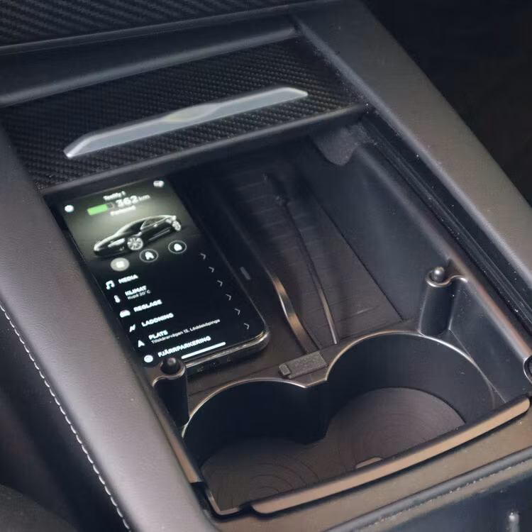 Langaton matkapuhelimen laturi - Tesla Model S / X
