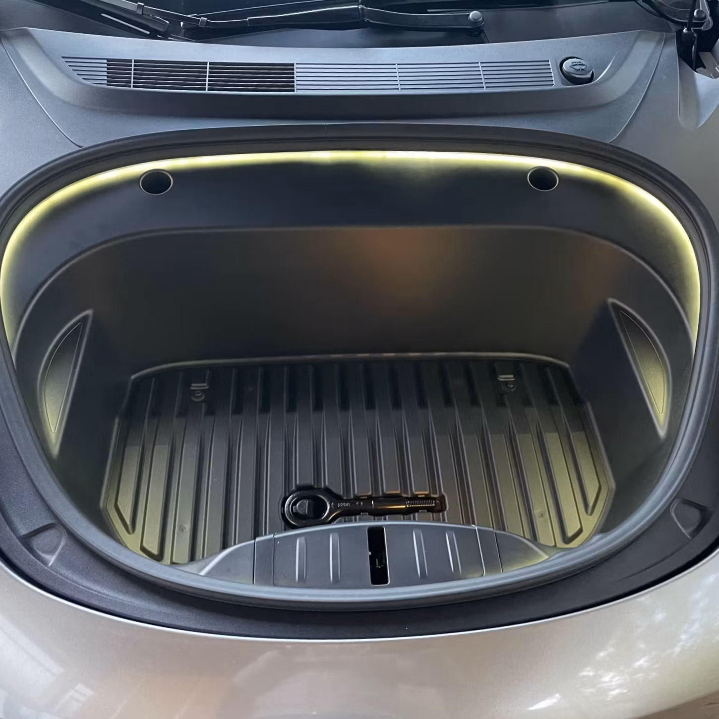 Etukontin valonauha - Tesla Model 3