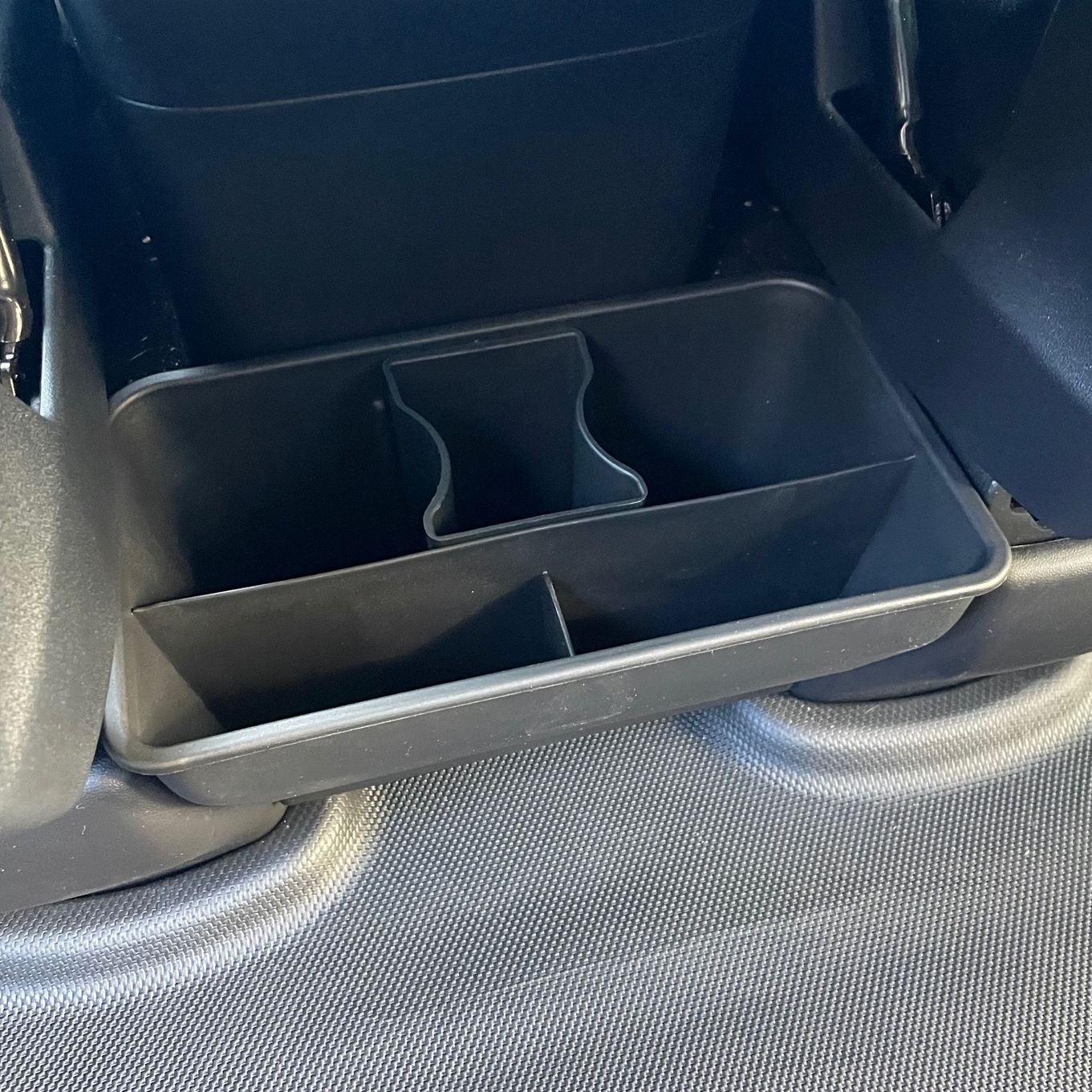 Takaistuimen säilytystila, ABS-muovia - Tesla Model Y