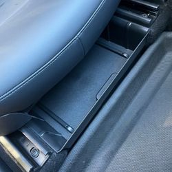 Säilytystila etuistuimen alle, päivitetty versio - Tesla Model Y