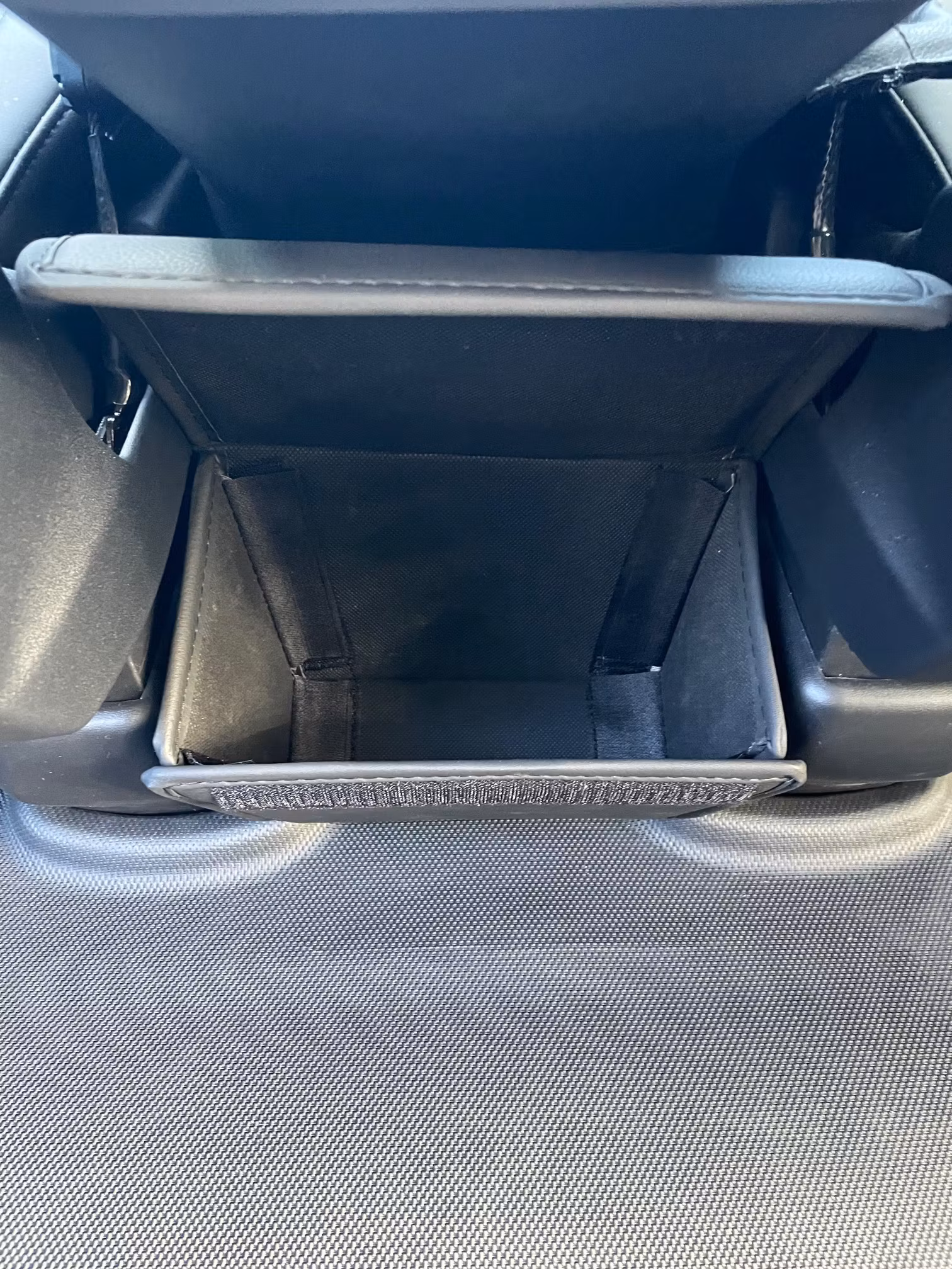 Takaistuimen säilytystila, vegaaninen nahka - Tesla Model Y
