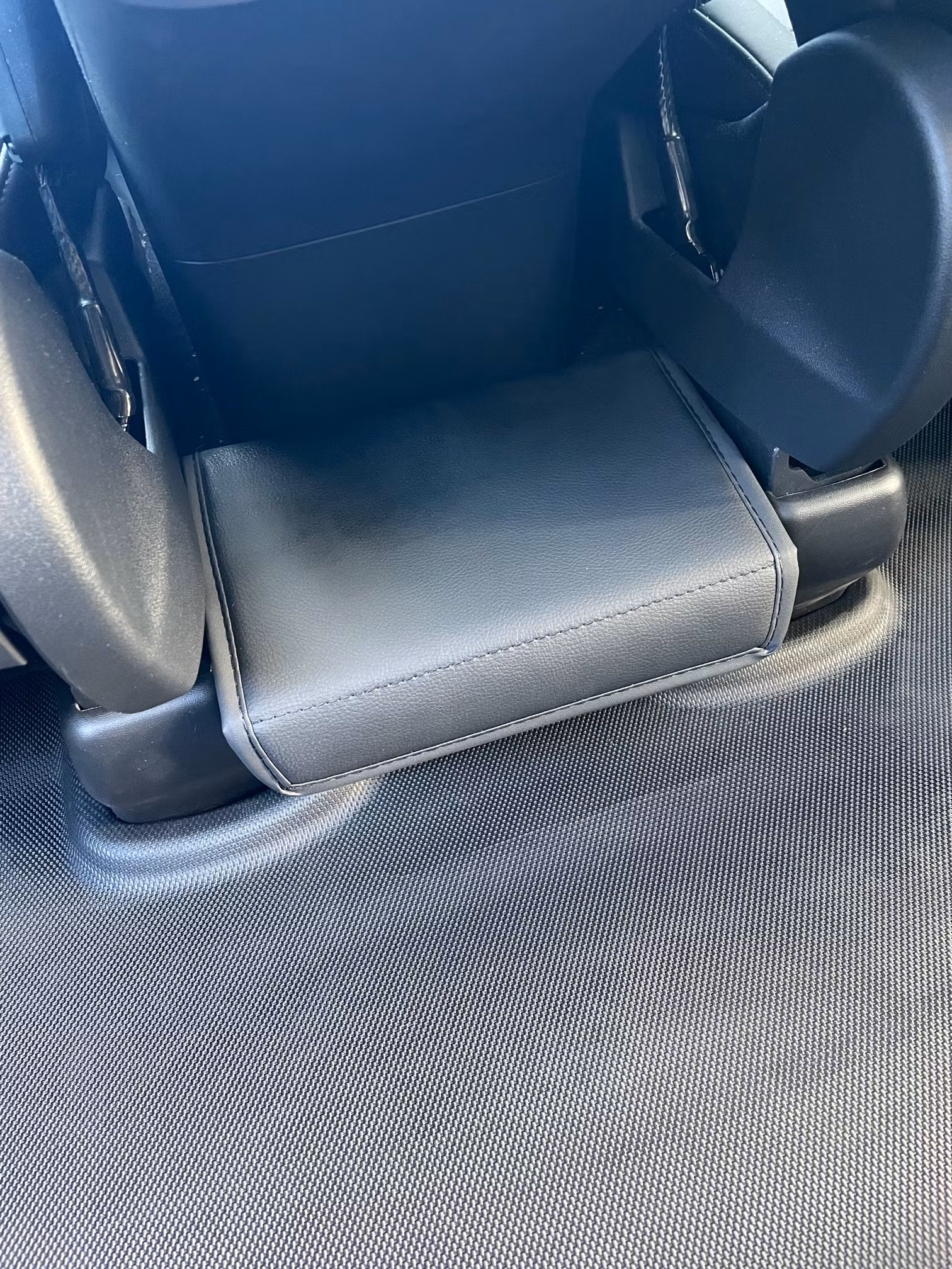 Takaistuimen säilytystila, vegaaninen nahka - Tesla Model Y