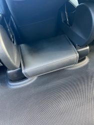 Takaistuimen säilytystila, vegaaninen nahka - Tesla Model Y