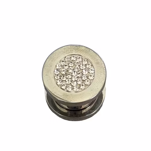 Plugg med små vita stenar i mitten, olika storlek