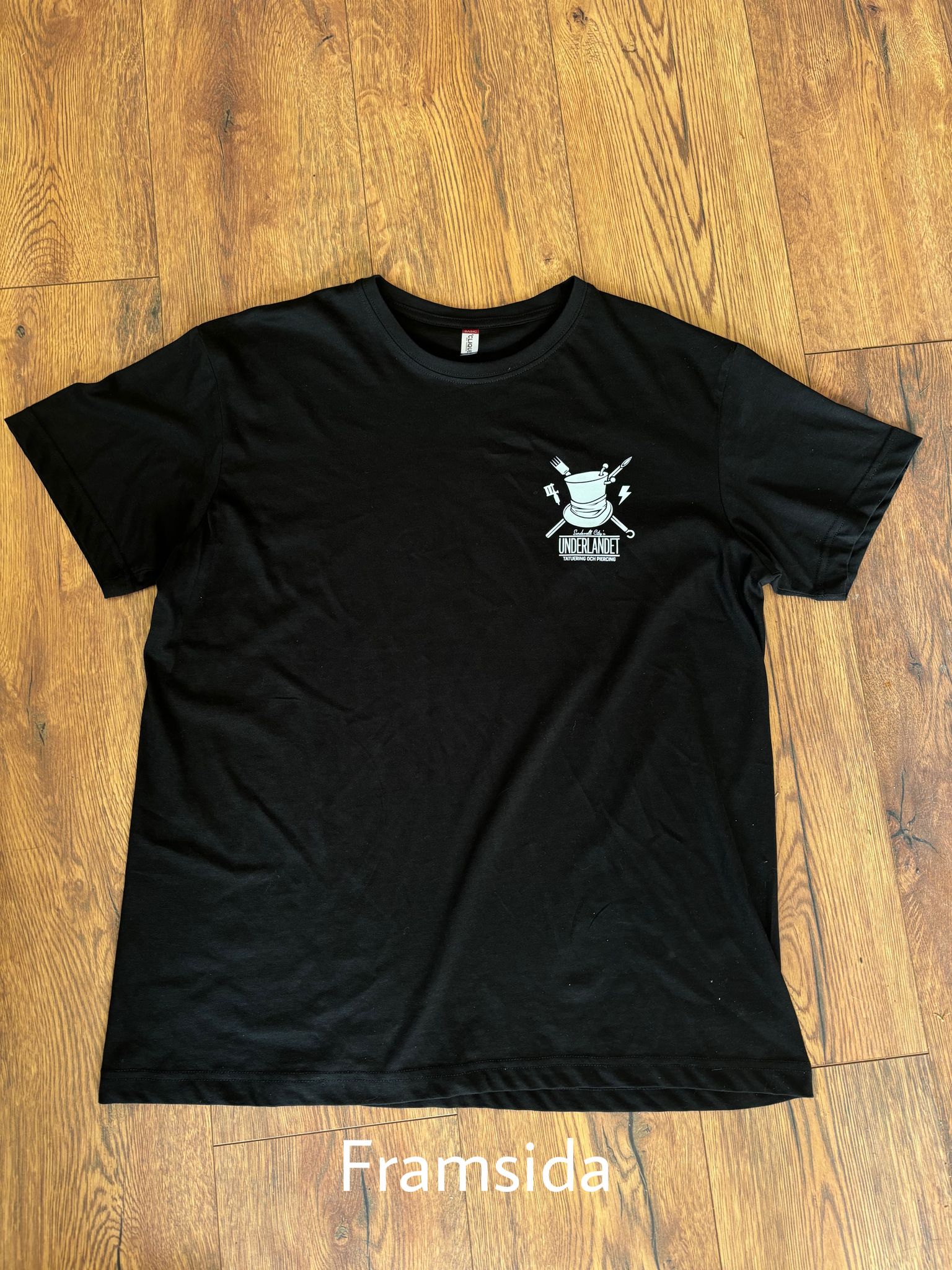 T-shirt med Underlandet loga fram och bak