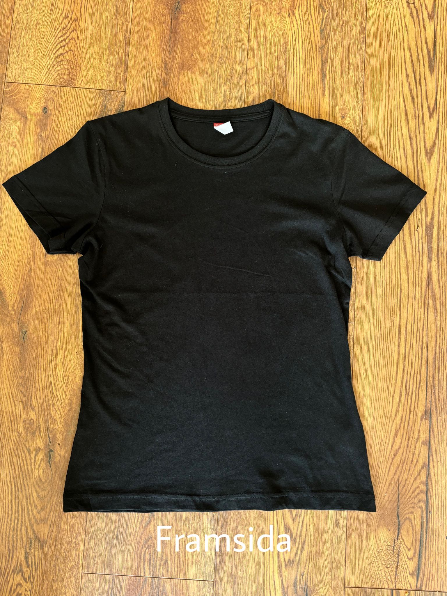T-Shirt med Underlandet loga bak